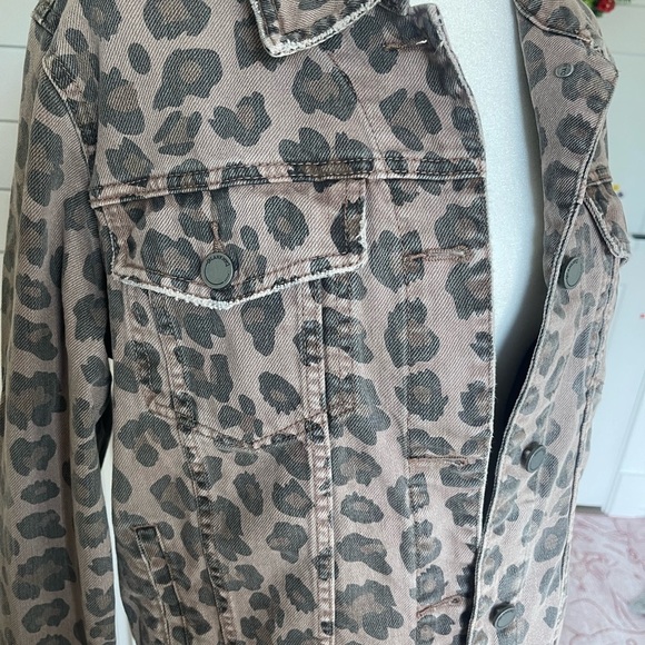 Blank NYC Brown Cheetah Print Denim Trucker Jacket - Size Medium - Picture 3 of 7